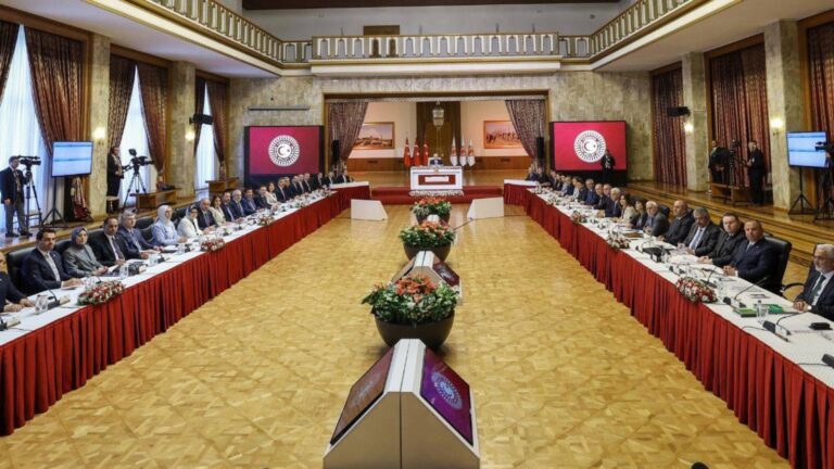 baris-icin-toplumsal-girisimden-terorsuz-turkiye-aciklamasi-iktidar-butun-ulkeyi-ve-bolgeyi-ilgilendiren-bu-sureci-kendi-inisiyatifinde-surdurmek-istiyor-ASX34TNk.jpg