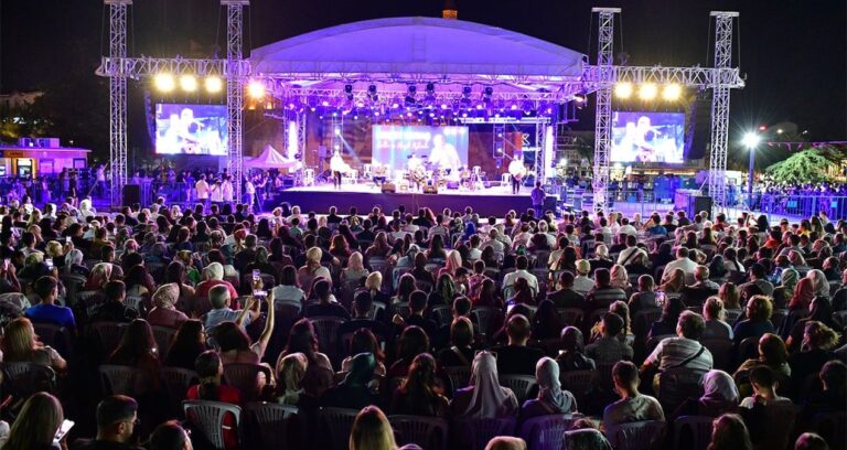 festival-deprem-nedeniyle-yarida-kaldi-LnJ3gxHY.jpg