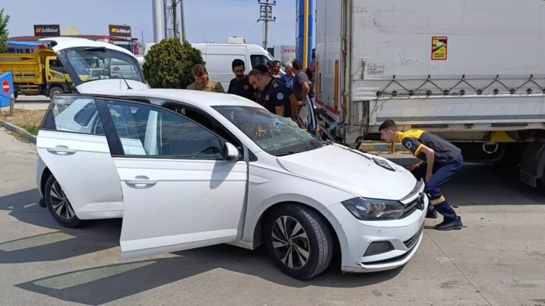 inegolde-tira-carpan-otomobilin-surucusu-agir-yaralandi-G1H1UmfU.jpg
