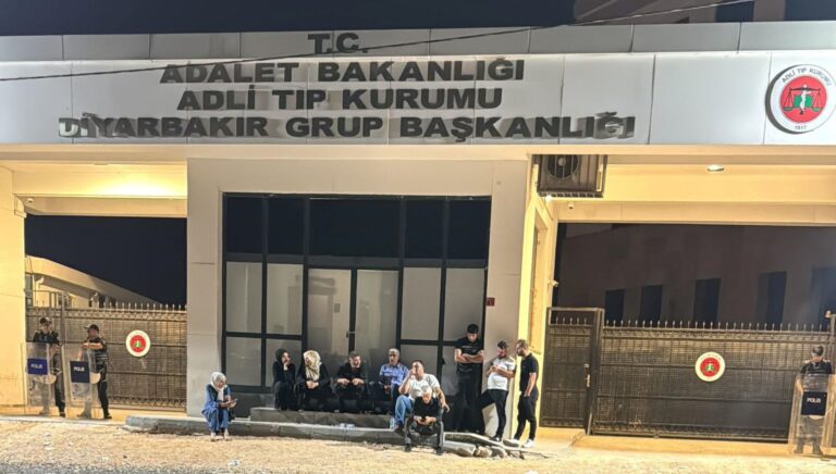 6-yasindaki-cocuk-yan-yatan-romorkun-altinda-can-verdi-w8uu2EBi.jpg