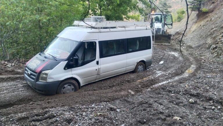 adanada-siddetli-yagis-nedeniyle-kapanan-yollar-acildi-iUJaGTsu.jpg