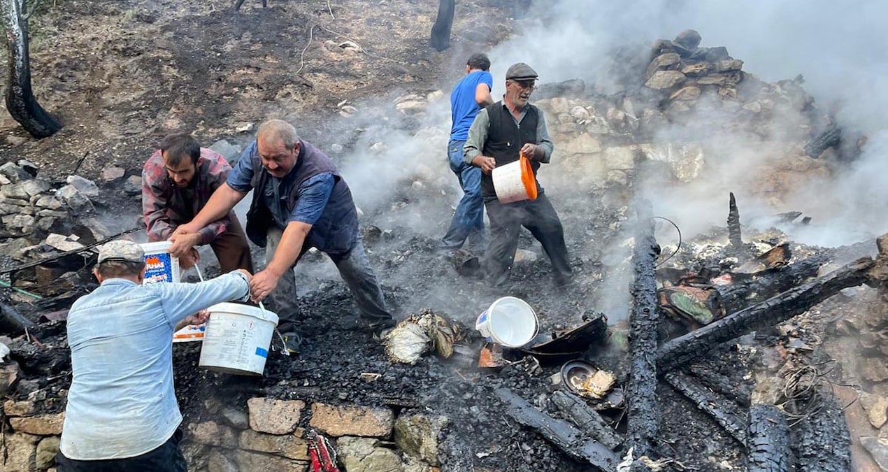 artvin-yusufelinde-3-katli-evde-yangin-cikti-ev-kullanilamaz-hale-geldi-yHD8KPft.jpg