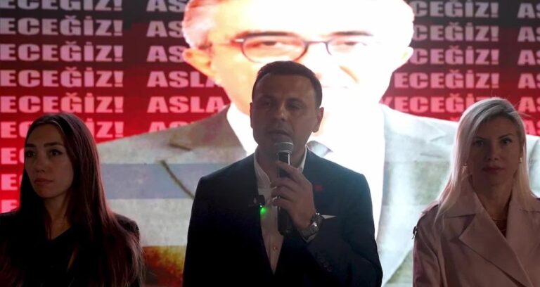 bayrampasalilar-tutuklanan-belediye-baskani-hasan-mutluya-destek-icin-belediye-onunde-toplandi-iYgRWBl5.jpg