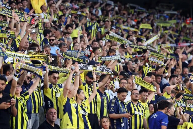 fenerbahce-taraftari-maglubiyetin-faturasini-bir-kisiye-kesti-bu-takimdan-git-artik-O7aGPYzi.jpg