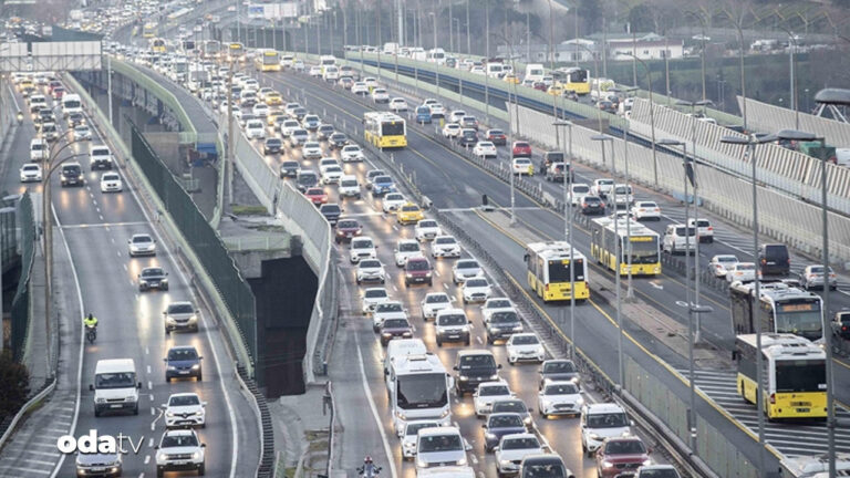 istanbulda-trafik-yuzde-85e-cikti-tbGxtZ8n.jpg