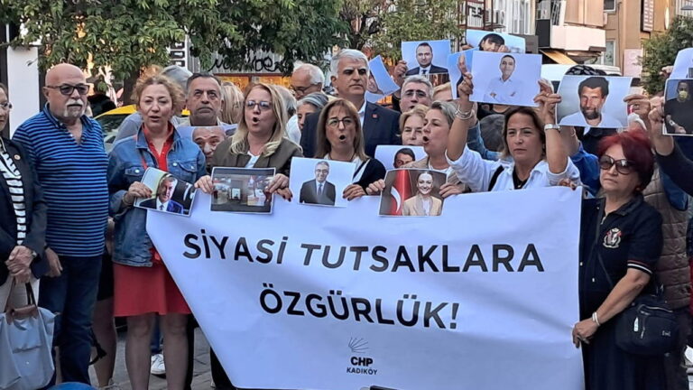 kadikoyde-siyasi-tutuklular-icin-ozgurluk-cagrisi-hepimizin-ozgurlugu-siyasi-tutsaklarin-ozgurluguyle-mumkundur-PJrAvjWz.jpg