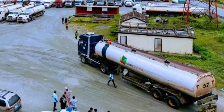 nijeryada-potansiyel-akaryakit-krizi-tanker-soforleri-greve-karari-aldi-XIragAvB.jpg