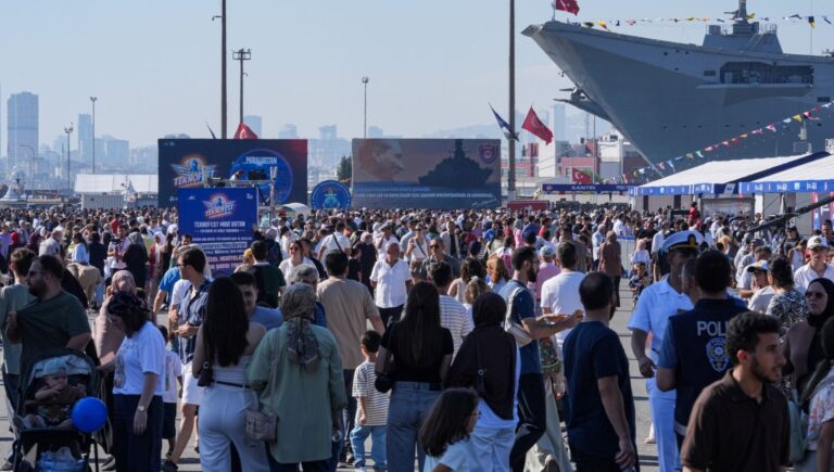 teknofest-mavi-vatan-dorduncu-gununde-vatandaslardan-yogun-ilgi-NOraIEvq.jpg