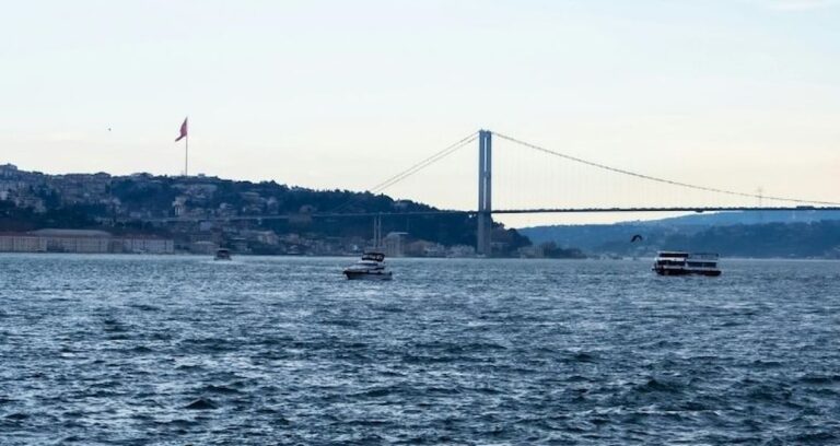 yedekli-gemi-gecisi-nedeniyle-istanbul-bogazi-gemi-trafigine-kapatildi-tTn8AwGa.jpg