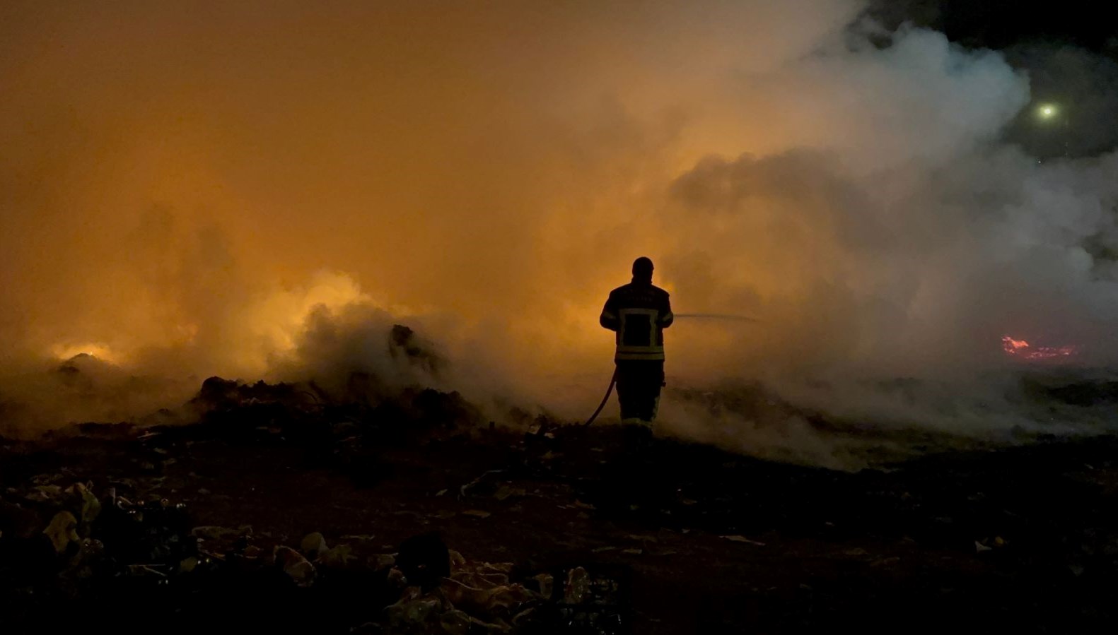 atik yangini eve sicramadan sonduruldu EXUayLng.jpg