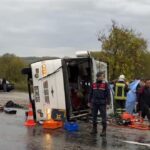 bartinda isci servisi devrildi 1 olu 16 yarali pQDdUzNv.jpg