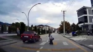 boluda yaya gecidinde kaza 4 yasindaki cocuk yaralandi Xctv3tmf.jpg