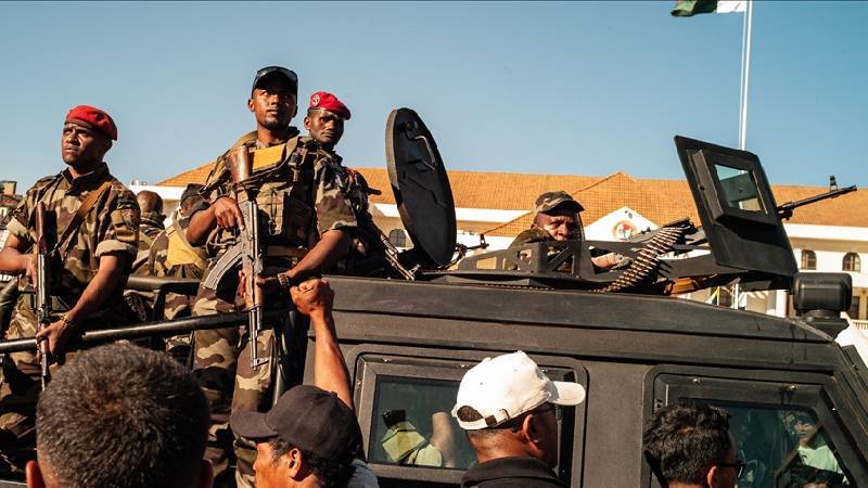 cumhurbaskani kacmisti madagaskarda ordu yonetime el koydu UfCwWqRO.jpg