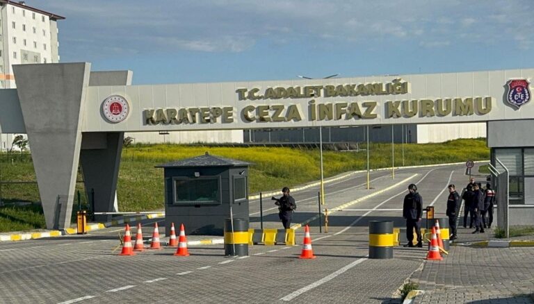 infaz-koruma-memurlarina-bicakla-saldirdi-3-yarali-l6xyCRUr.jpg