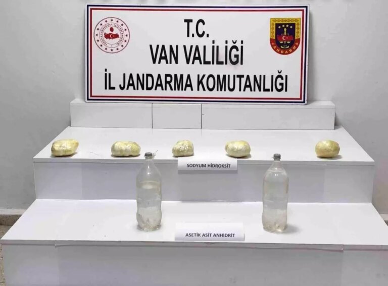 vanda-uyusturucu-operasyonu-4-kilo-asetik-asit-ele-gecirildi-6pmvrOFb.jpg