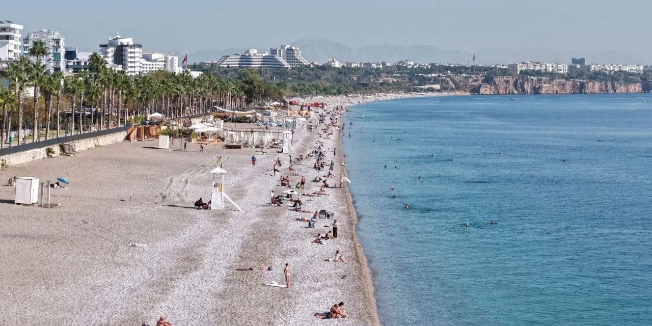 antalyada yaz bitmedi sahiller doldu tasti JlgWCTY4.jpg