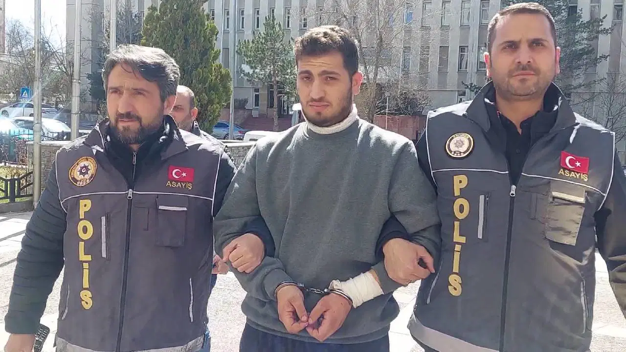 evli oldugu kadini hastane bahcesinde bogarak oldurmustu cezasi belli oldu WXsGX8z1.jpg