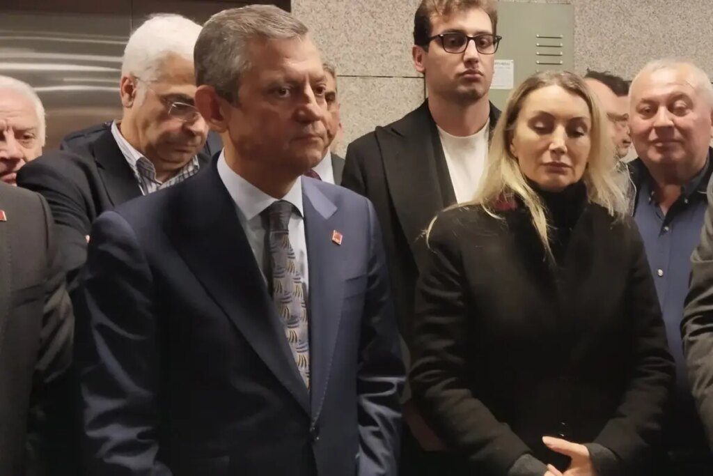 ozgur ozel dilek imamoglunun diplomatik pasaportu iptal edildi CC2ANkEx.jpg