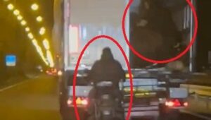 seyir halindeki tirdankoyunlari caldilar akilalmaz hirsizlik kamerada iYQRYeLX.jpg