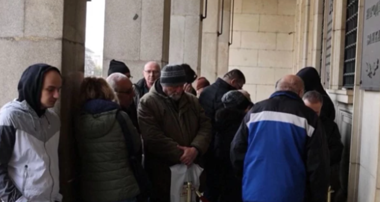 Duyanlar madeni para için Merkez Bankası’na akın etti: Kuyruk oluştu