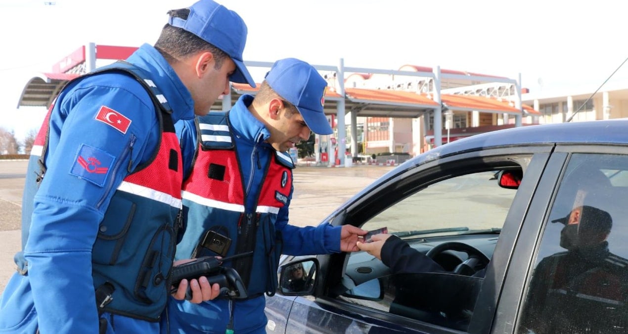 Jandarma önce ceza yazdı, kimliğini öğrenince pişman oldu: Tüm cezayı kendi cebinden ödedi