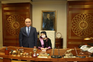 anayasa-mahkemesi-baskanligi-makamina-oturan-losemili-kiz-cocugu-cocuk-bakanligi-kurulsun-Pd3Etd45