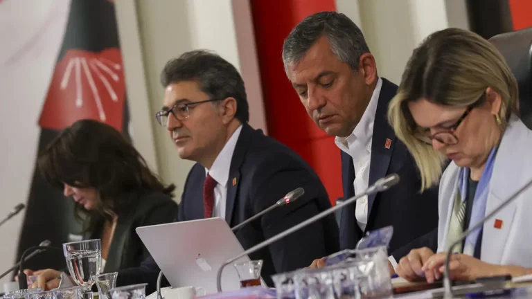 chp-pm-ozgur-ozel-baskanliginda-toplandi-tum-kadrolar-sahaya-inecek-huGxZSVG