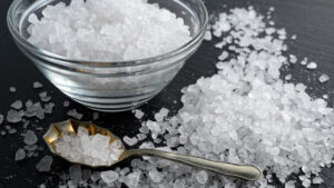 mutfaktaki-gizli-bileyici-kaya-tuzu-ile-korelen-makaslara-pratik-cozum-jhTUrK14