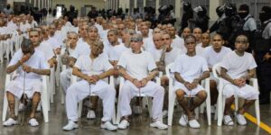 yuzleri-dovme-ile-kapli-el-salvadoru-kana-bulayan-cete-hakim-karsisina-boyle-cikti-7k1Vai6D