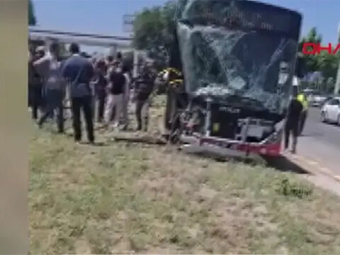 Ankara’da belediye otobüsü kaza yaptı! Yaralılar var